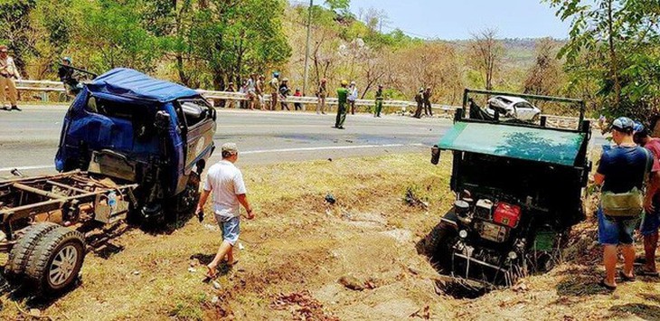 Tai nạn liên hoàn trên đèo Chư Sê, 3 người bị thương nặng - Ảnh 2.