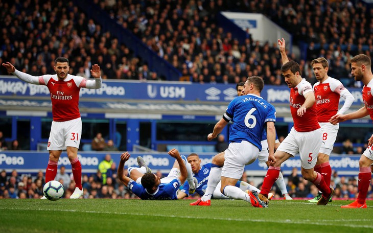 Arsenal bỏ lỡ cơ hội cắt đuôi Chelsea và M.U