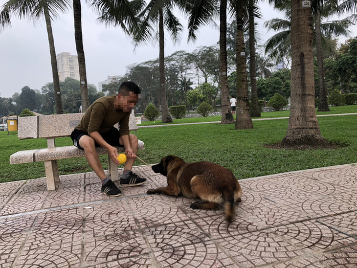 Huấn luyện chó dữ ở… công viên, người đi dạo phát khiếp - Ảnh 6.