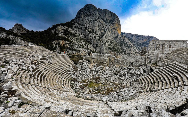 Nghe gió, ngắm mây trên những cổng đá ngàn năm của Termessos