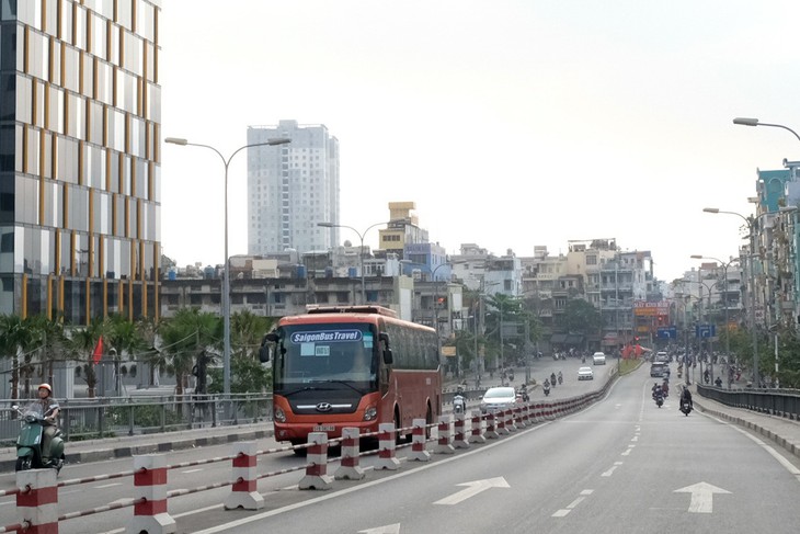 Nên sớm có chỗ giữ xe máy cho khách đi xe buýt - Ảnh 1. Nên sớm có chỗ giữ xe máy cho khách đi xe buýt - Ảnh 1.