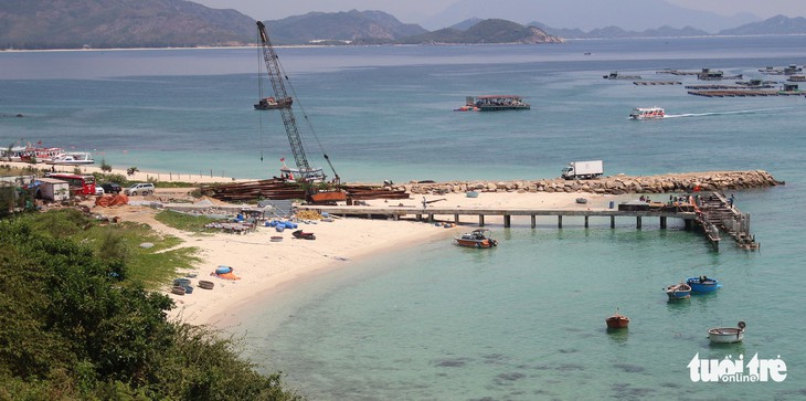 Tỉnh làm đường một năm chưa xong, khu du lịch vẫn thu phí BOT khách ra đảo - Ảnh 4. Tỉnh làm đường một năm chưa xong, khu du lịch vẫn thu phí BOT khách ra đảo - Ảnh 4.