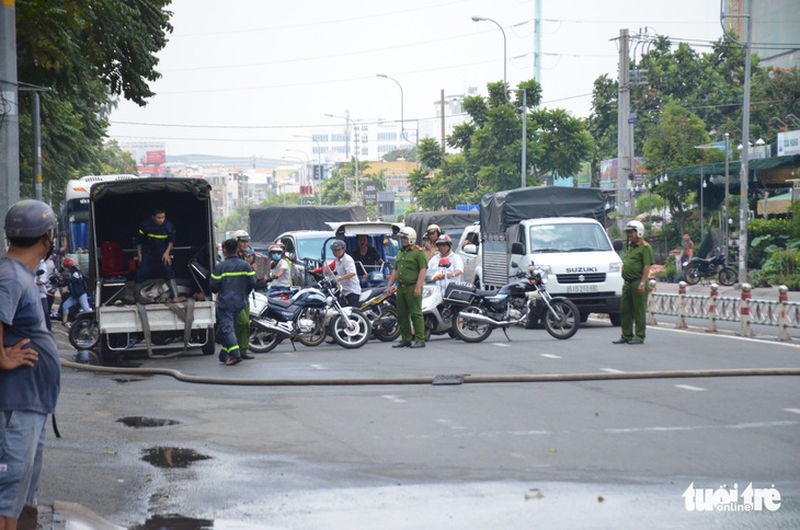 Dãy kho chứa hàng ở quận 10 bốc cháy, nhiều nơi mất điện, kẹt xe giữa trưa - Ảnh 3.