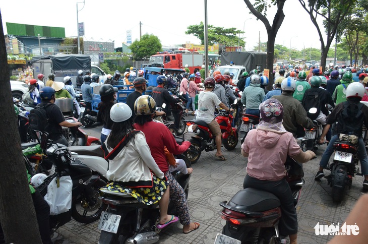 Dãy kho chứa hàng ở quận 10 bốc cháy, nhiều nơi mất điện, kẹt xe giữa trưa - Ảnh 4.