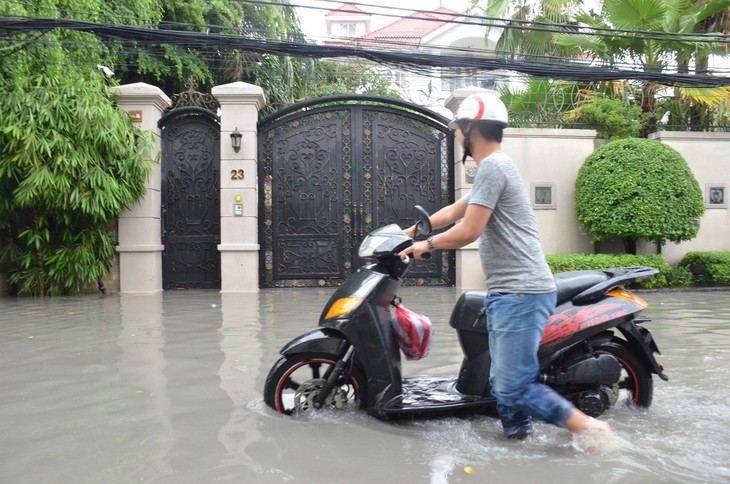 TP.HCM mưa lớn, có nơi ngập nửa bánh xe, khu biệt thự cao cấp như... miền Tây - Ảnh 3.