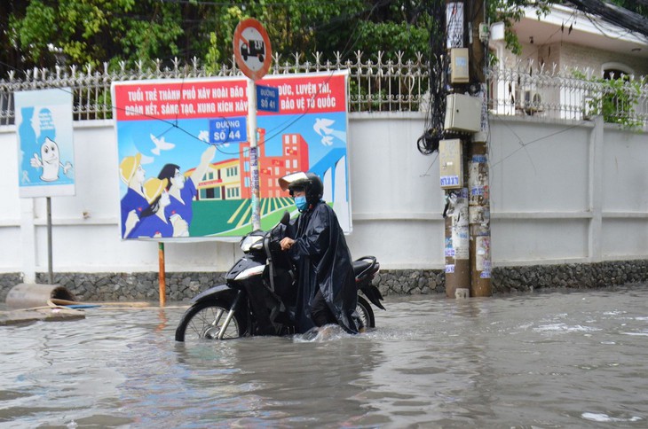 TP.HCM mưa lớn, có nơi ngập nửa bánh xe, khu biệt thự cao cấp như... miền Tây - Ảnh 2.