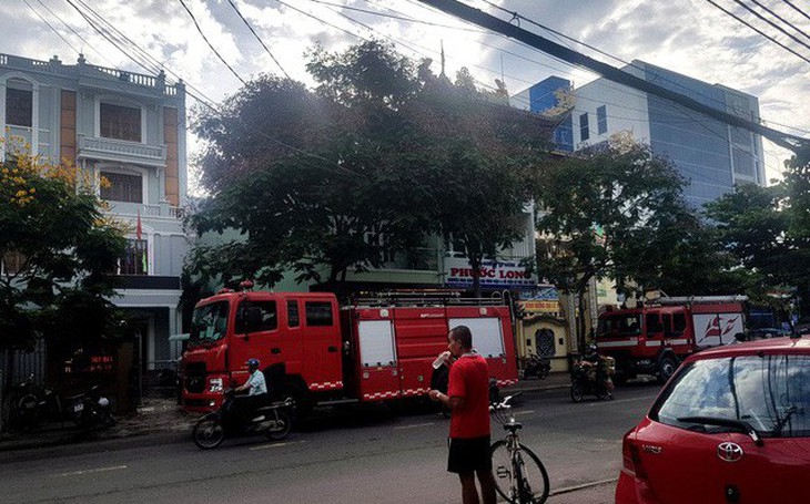 Cháy tòa nhà văn phòng ở Hà Nội, gần 30 người được cảnh sát cứu nạn - Ảnh 2.