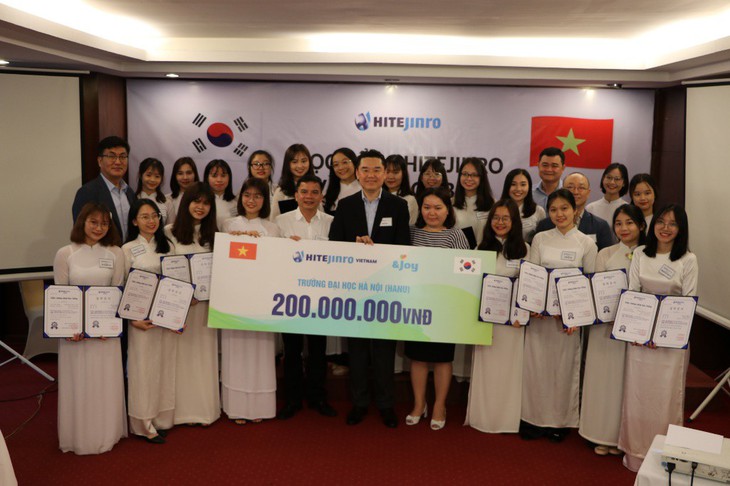 Học bổng Hitejinro trị giá 200 triệu được trao đến sinh viên Việt - Ảnh 1. Học bổng Hitejinro trị giá 200 triệu được trao đến sinh viên Việt - Ảnh 1.