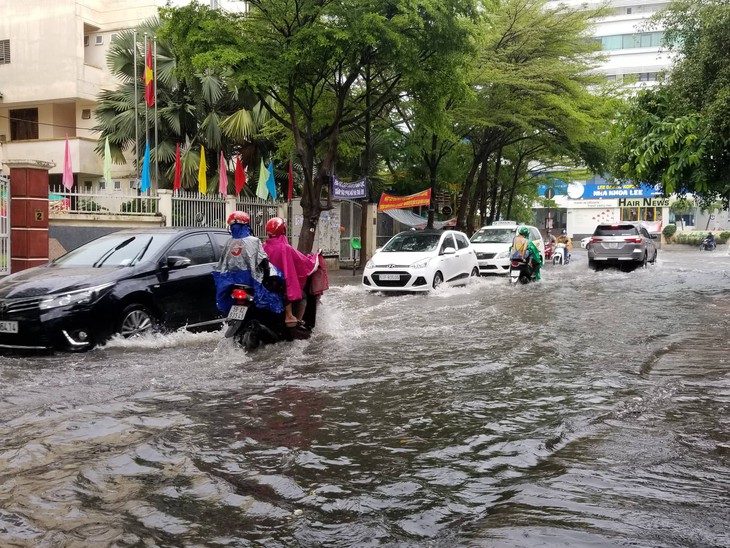 Chiều chủ nhật mưa rơi, người dân TP.HCM lại bì bõm lội nước - Ảnh 3. Chiều chủ nhật mưa rơi, người dân TP.HCM lại bì bõm lội nước - Ảnh 3.