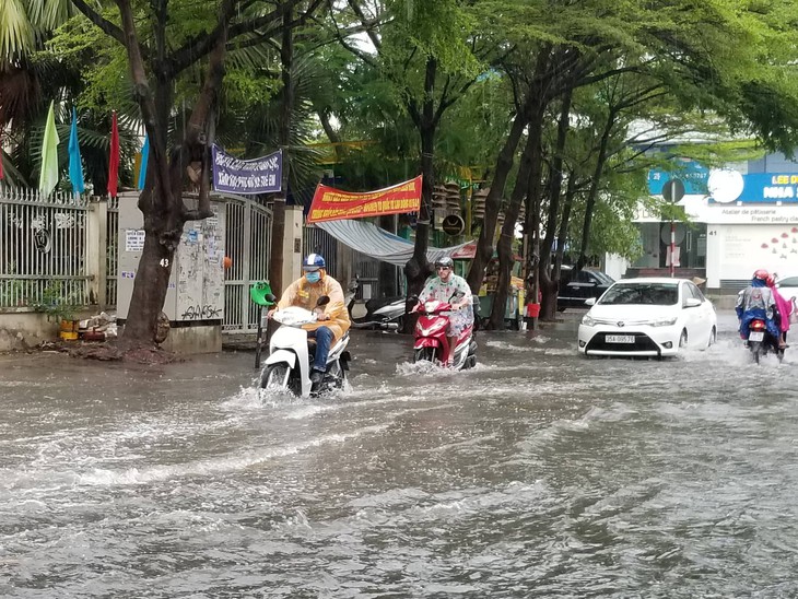 Chiều chủ nhật mưa rơi, người dân TP.HCM lại bì bõm lội nước - Ảnh 1. Chiều chủ nhật mưa rơi, người dân TP.HCM lại bì bõm lội nước - Ảnh 1.