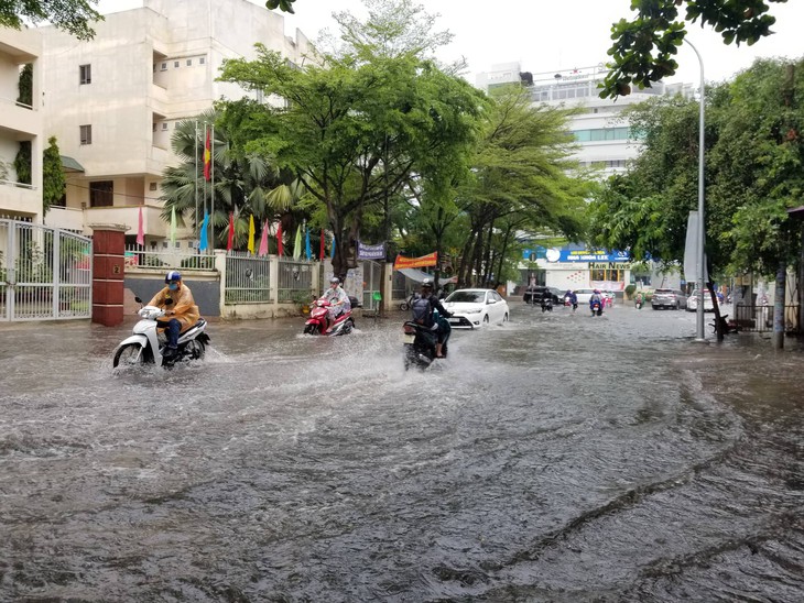 Chiều chủ nhật mưa rơi, người dân TP.HCM lại bì bõm lội nước - Ảnh 2. Chiều chủ nhật mưa rơi, người dân TP.HCM lại bì bõm lội nước - Ảnh 2.