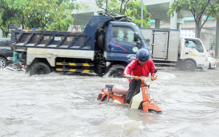 Vài trận mưa đầu mùa đã ngập te tua: Vì sao?