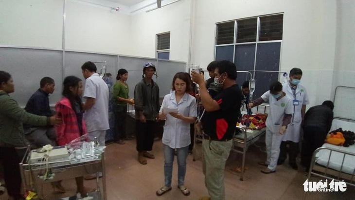 Ăn đám cưới xong, 130 thực khách đi cấp cứu trong đêm - Ảnh 1. Ăn đám cưới xong, 130 thực khách đi cấp cứu trong đêm - Ảnh 1.