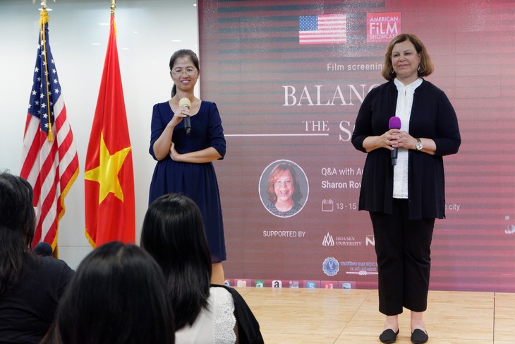 Balancing the Scales: Hai cán cân đè nặng nữ giới - Ảnh 1. Balancing the Scales: Hai cán cân đè nặng nữ giới - Ảnh 1.