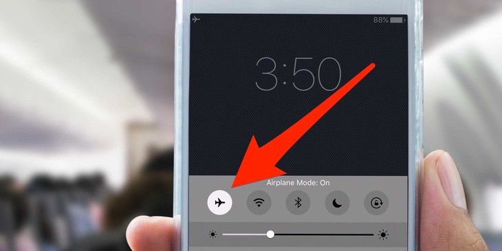 Tại sao nhiều hãng buộc hành khách tắt điện thoại trên máy bay? - Ảnh 2.