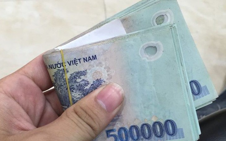 Nhặt được 15 triệu đồng, chị ve chai tìm người mất trả lại