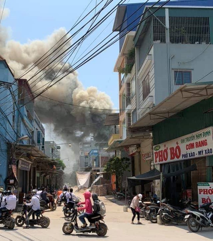 Nhiều xưởng đồ gỗ bị thiêu rụi ở Hà Nội - Ảnh 1. Nhiều xưởng đồ gỗ bị thiêu rụi ở Hà Nội - Ảnh 1.