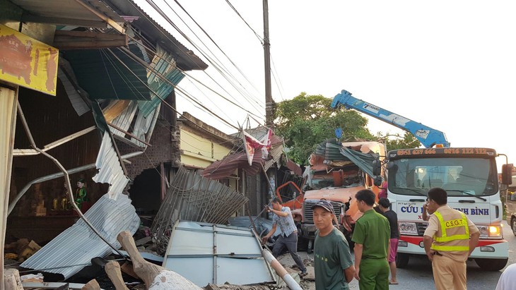 Buồn ngủ, tài xế container tông 4 nhà dân ven quốc lộ - Ảnh 2.