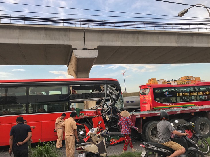 Xe Phương Trang tông đuôi xe container, phụ xe tử vong - Ảnh 2.