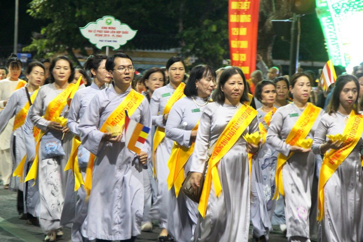 Hàng ngàn Phật tử Huế rước Phật  lên Tổ đình Từ Đàm - Ảnh 8.