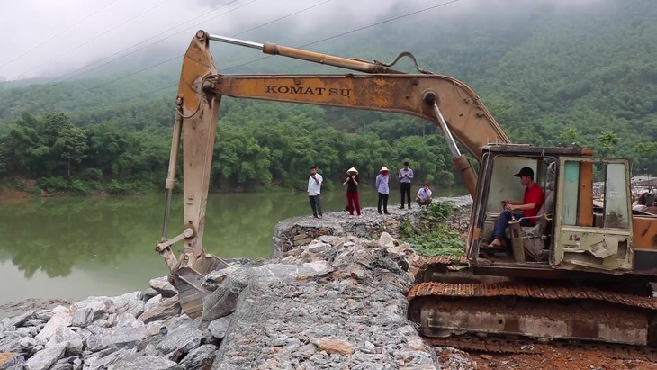 Tháo dỡ xong bờ kè đá xây dựng trái phép, lấn chiếm sông Mã - Ảnh 2.