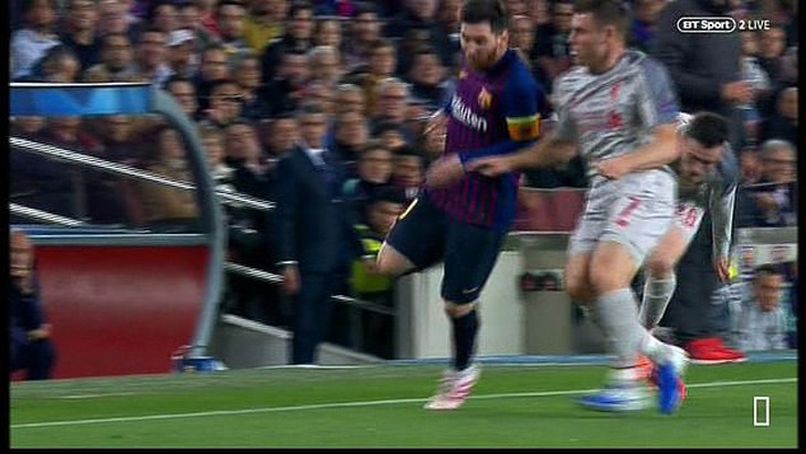 Khoảnh khắc Messi lăn lộn 3 vòng bị chỉ trích là... đóng kịch giống Neymar ! - Ảnh 1.