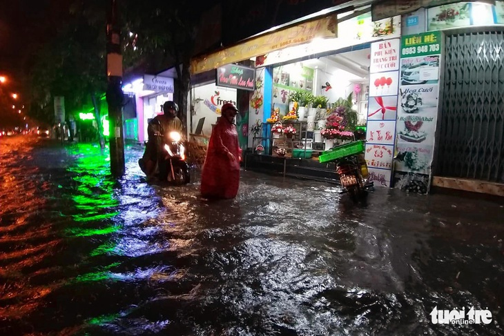 Mưa lớn ở Đồng Nai, Biên Hòa ngập sâu, quốc lộ 1 kẹt cứng 3km - Ảnh 1.