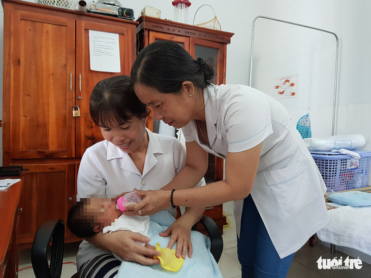 Ngán con đông, mẹ 29 tuổi bỏ con mới sinh ven quốc lộ - Ảnh 1. Ngán con đông, mẹ 29 tuổi bỏ con mới sinh ven quốc lộ - Ảnh 1.