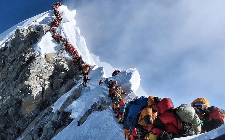 Hai người chết vì xếp hàng chờ trên đỉnh núi Everest?