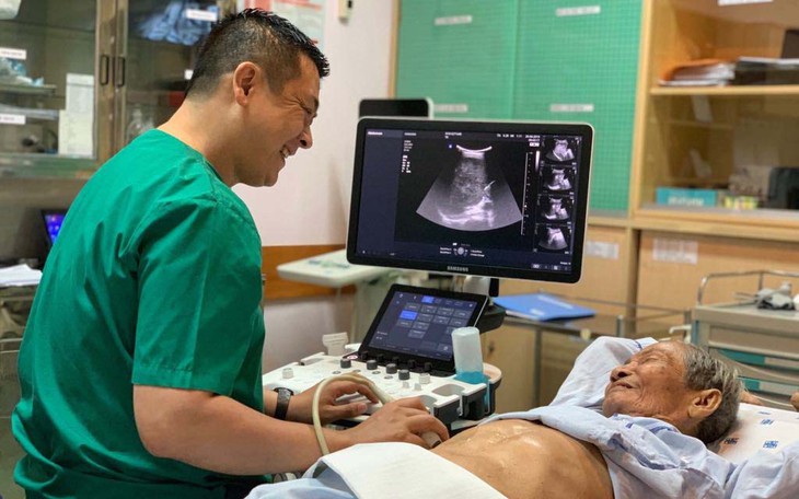 90 phút thủ thuật cho bệnh nhân 100 tuổi - Ảnh 1. 90 phút thủ thuật cho bệnh nhân 100 tuổi - Ảnh 1.
