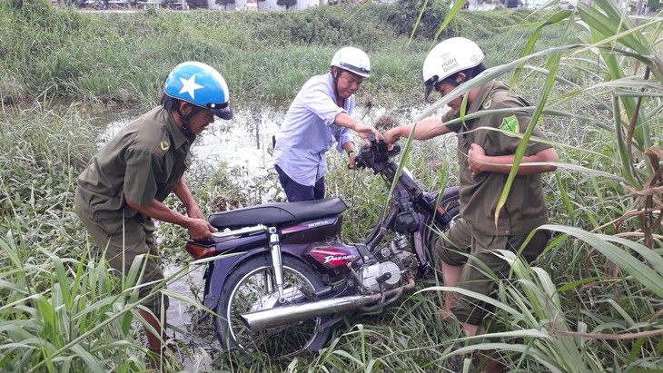 Thanh niên biểu hiện ngáo đá tấn công cảnh sát - Ảnh 1.