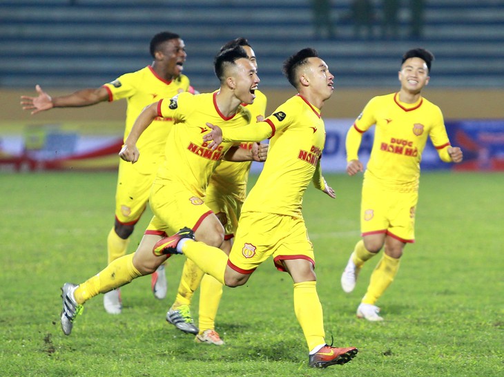 Sân Thiên Trường: Đương kim vô địch V-league phơi áo - Ảnh 1.