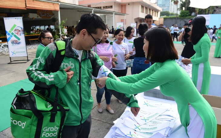 Báo Tuổi Trẻ cùng các sở ngành khởi hành "Chuyến xe văn minh"