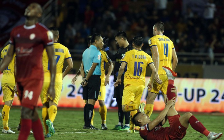 Vòng 11 V-League 2019: Lại tranh cãi về trọng tài