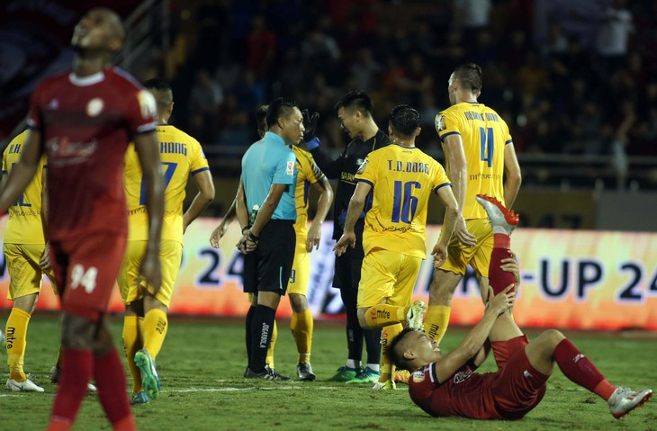 Vòng 11 V-League 2019: Lại tranh cãi về trọng tài - Ảnh 1.