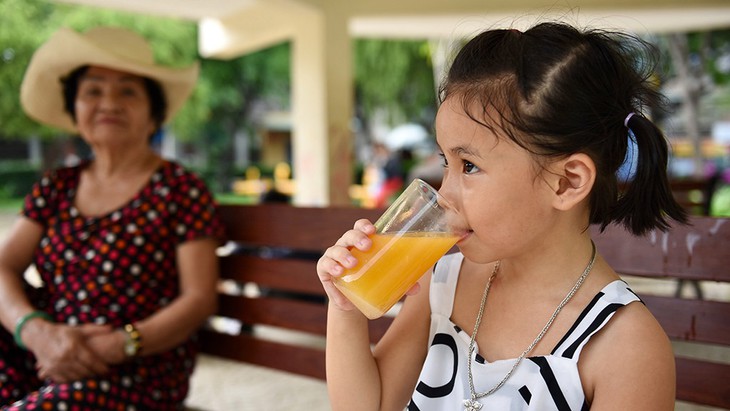 Trẻ chảy máu mũi, bầm tím da do... không ăn rau, trái cây - Ảnh 1.