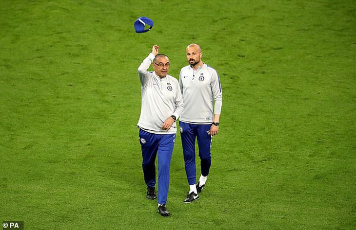 Luiz và Higuain cãi vã, HLV Sarri ném mũ bỏ dỡ buổi tập của Chelsea - Ảnh 2.