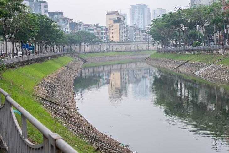 Bất ngờ khi nước sông Tô Lịch chuyển màu xanh - Ảnh 1.