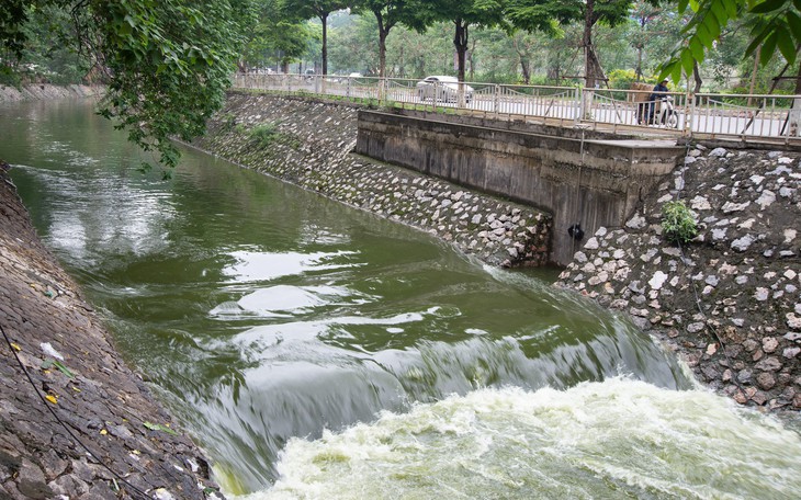 Bất ngờ khi nước sông Tô Lịch chuyển màu xanh