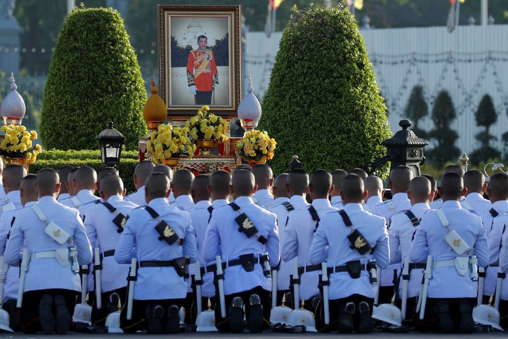 Lễ đăng cơ nhà vua Thái Vajiralongkorn qua những con số - Ảnh 2.