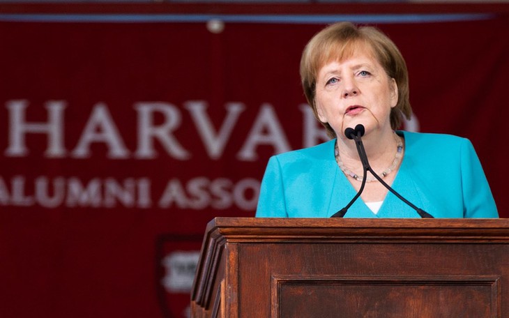 Thủ tướng Merkel khuyên nhủ người trẻ: Hãy dành ra những phút giây lắng đọng