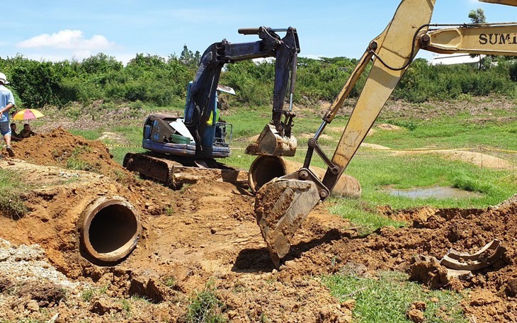 Đang đào bới vị trí nghi doanh nghiệp xả thải ra sông La Ngà