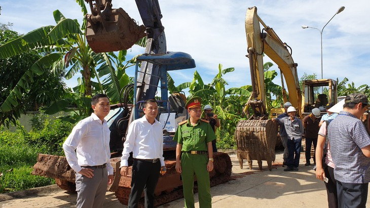 Đang đào bới vị trí nghi doanh nghiệp xả thải ra sông La Ngà - Ảnh 2.