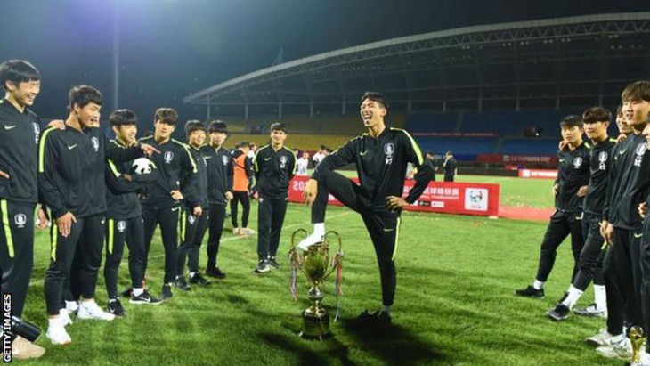 Người hâm mộ Trung Quốc phẫn nộ với hành vi xúc phạm của cầu thủ U18 Hàn Quốc - Ảnh 1. Người hâm mộ Trung Quốc phẫn nộ với hành vi xúc phạm của cầu thủ U18 Hàn Quốc - Ảnh 1.