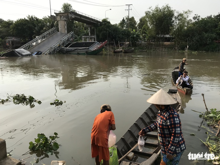 Cầu Tân Nghĩa sập do xe quá tải trọng - Ảnh 4.