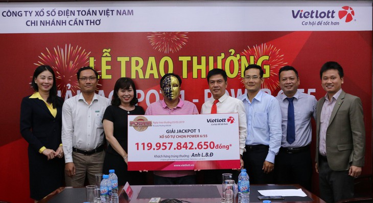 Khách hàng trúng Jackpot 1 của Vietlott đóng góp hơn 11 tỷ đồng cho ngân sách tỉnh Cà Mau - Ảnh 2.