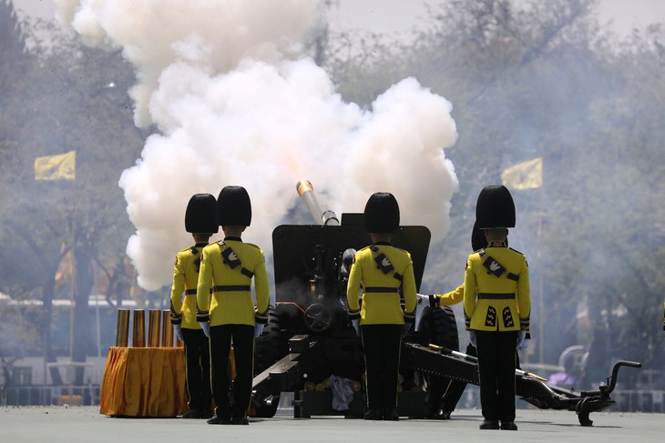 Nhà vua Thái Maha Vajiralongkorn đăng cơ - Ảnh 10.