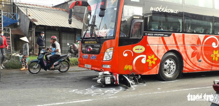Bé trai 8 tuổi bị xe khách cán chết trên đường đi học - Ảnh 3. Bé trai 8 tuổi bị xe khách cán chết trên đường đi học - Ảnh 3.