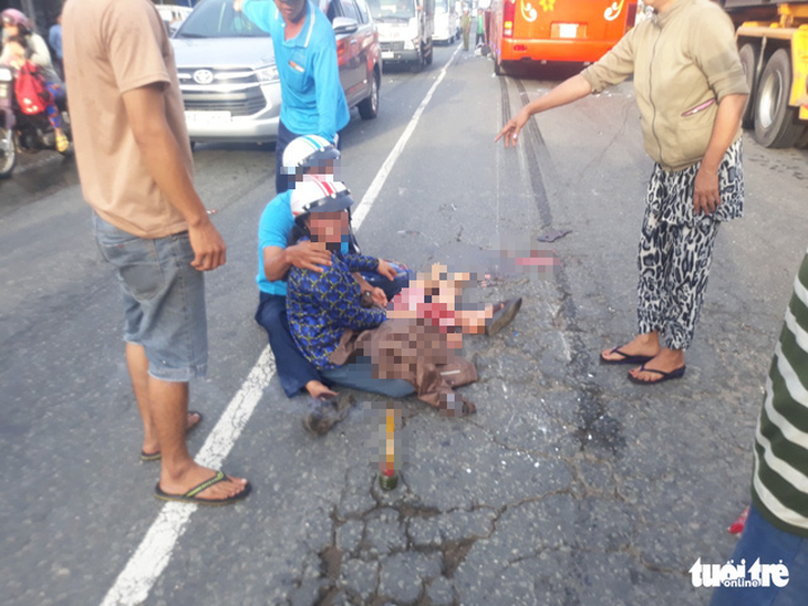 Bé trai 8 tuổi bị xe khách cán chết trên đường đi học - Ảnh 2. Bé trai 8 tuổi bị xe khách cán chết trên đường đi học - Ảnh 2.