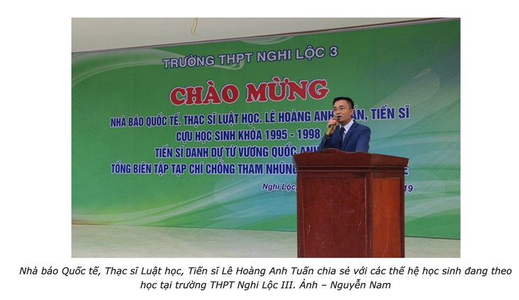 Trường cho treo biển ‘chào mừng nhà báo quốc tế’ vì thấy có trung ương về dự - Ảnh 1.